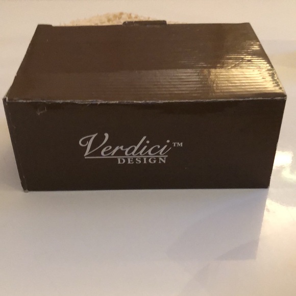 Serving Dish with cover on a stand - Picture 9 of 10